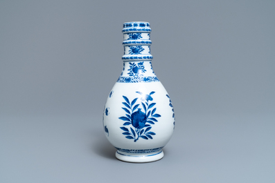 Een Chinese blauw-witte flesvormige vaas, Kangxi merk, 19e eeuw