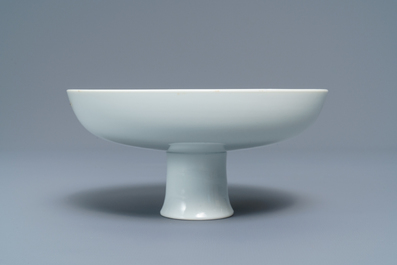Een keizerlijke Chinese monochroom witte stem cup, Qianlong merk en periode