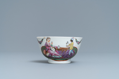 Een Chinese famille rose kop en schotel met een dame met haar dienaar, Qianlong