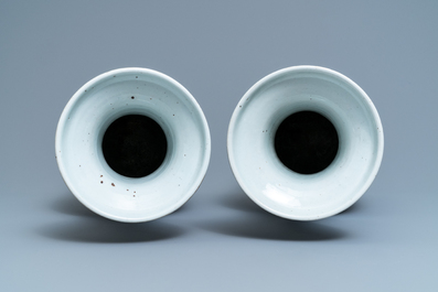 Une paire de vases en porcelaine de Chine famille rose, 19&egrave;me