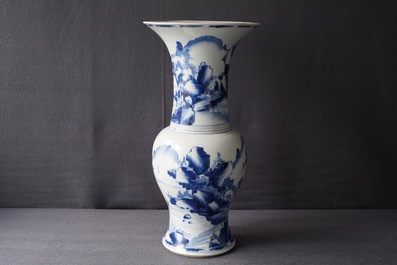 Un vase de forme yenyen en porcelaine de Chine bleu et blanc, Kangxi