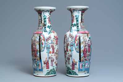 Une paire de vases en porcelaine de Chine famille rose, 19&egrave;me