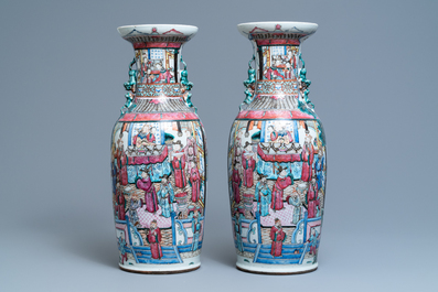 Une paire de vases en porcelaine de Chine famille rose, 19&egrave;me