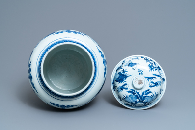 Een Chinese blauw-witte dekselvaas met figuren in cartouches, Transitie periode