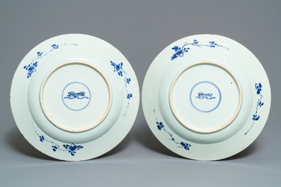Une paire de plats en porcelaine de Chine bleu et blanc, Kangxi