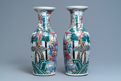Une paire de vases en porcelaine de Chine famille rose, 19&egrave;me