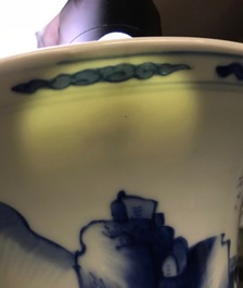 Un vase de forme yenyen en porcelaine de Chine bleu et blanc, Kangxi