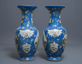 Une paire de grands vases en porcelaine de Chine famille rose &agrave; fond bleu, marque de Qianlong, 19&egrave;me