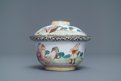 Un bol couvert en &eacute;maux de Canton &agrave; d&eacute;cor d'Europ&eacute;ens, Chine, Qianlong