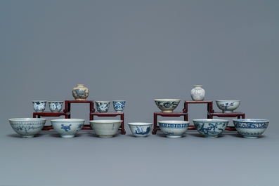 35 stukken Chinees blauw-wit scheepswrakporselein, Ming en later