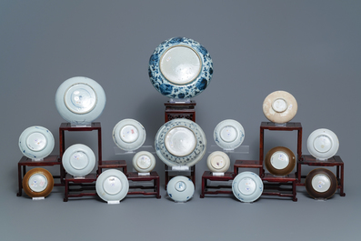 35 stukken Chinees blauw-wit scheepswrakporselein, Ming en later