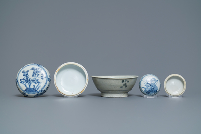 35 stukken Chinees blauw-wit scheepswrakporselein, Ming en later