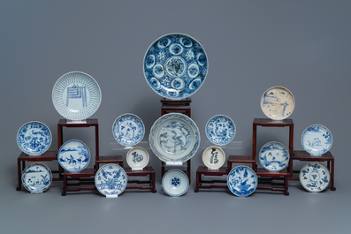 35 stukken Chinees blauw-wit scheepswrakporselein, Ming en later