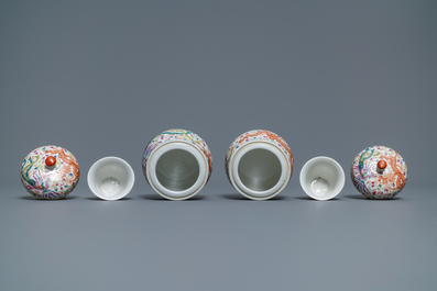 Une paire de tasses &agrave; vins et leur rechauds en porcelaine de Chine famille rose, 19/20&egrave;me