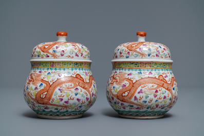 Une paire de tasses &agrave; vins et leur rechauds en porcelaine de Chine famille rose, 19/20&egrave;me