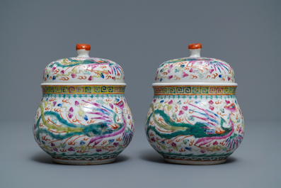 Une paire de tasses &agrave; vins et leur rechauds en porcelaine de Chine famille rose, 19/20&egrave;me