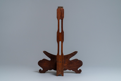 Un support de plat en bois de hongmu, Chine, Qing