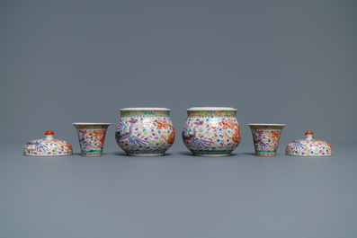 Une paire de tasses &agrave; vins et leur rechauds en porcelaine de Chine famille rose, 19/20&egrave;me