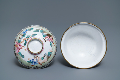 Un bol couvert en &eacute;maux de Canton &agrave; d&eacute;cor d'Europ&eacute;ens, Chine, Qianlong