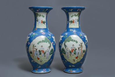 Une paire de grands vases en porcelaine de Chine famille rose &agrave; fond bleu, marque de Qianlong, 19&egrave;me