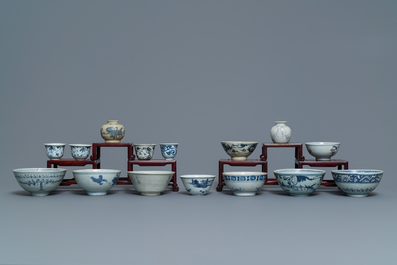 35 stukken Chinees blauw-wit scheepswrakporselein, Ming en later