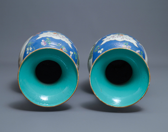 Une paire de grands vases en porcelaine de Chine famille rose &agrave; fond bleu, marque de Qianlong, 19&egrave;me