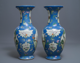 Une paire de grands vases en porcelaine de Chine famille rose &agrave; fond bleu, marque de Qianlong, 19&egrave;me