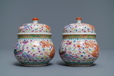 Une paire de tasses &agrave; vins et leur rechauds en porcelaine de Chine famille rose, 19/20&egrave;me