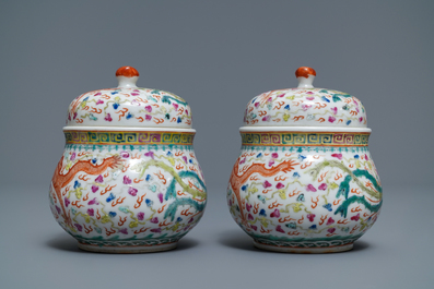 Une paire de tasses &agrave; vins et leur rechauds en porcelaine de Chine famille rose, 19/20&egrave;me