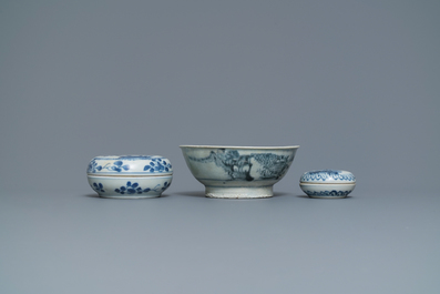 35 stukken Chinees blauw-wit scheepswrakporselein, Ming en later