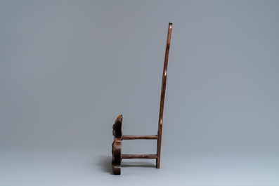 Un support de plat en bois de hongmu, Chine, Qing
