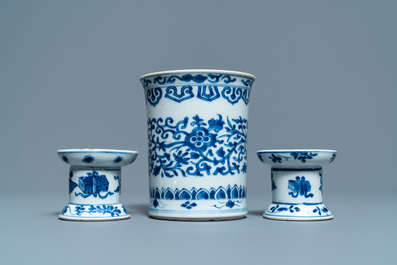 A Chinese blue and white brush pot and a pair of sanders, Kangxi