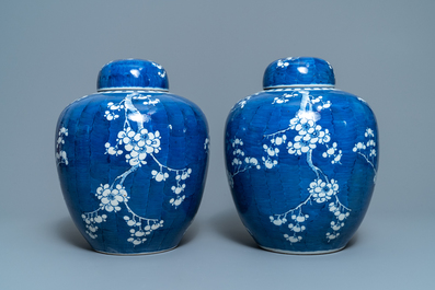 Een paar Chinese blauw-witte gemberpotten met 'prunus op gebroken ijs', 19e eeuw