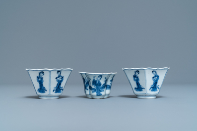 Drie Chinese blauw-witte koppen en schotels, Chenghua en hall merken, Kangxi