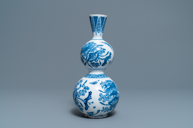 Een blauw-witte Delftse kalebasvaas met chinoiserie decor, eind 17e eeuw
