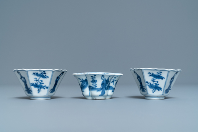 Drie Chinese blauw-witte koppen en schotels, Chenghua en hall merken, Kangxi