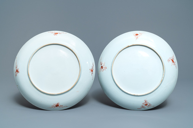 Une paire de plats en porcelaine de Chine famille rose, Qianlong