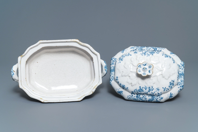 Een blauw-witte Brussels aardewerken dekselterrine, 18e eeuw