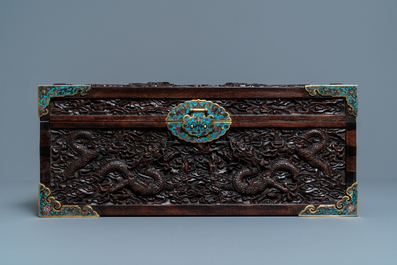 Une bo&icirc;te en bois de zitan aux montures en &eacute;maux cloisonn&eacute;s et anses en bronze dor&eacute;, Qing