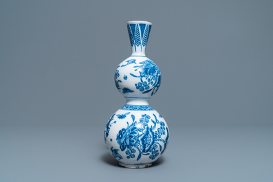 Een blauw-witte Delftse kalebasvaas met chinoiserie decor, eind 17e eeuw