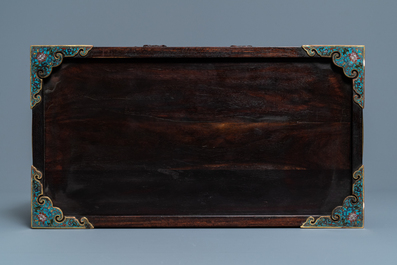 Une bo&icirc;te en bois de zitan aux montures en &eacute;maux cloisonn&eacute;s et anses en bronze dor&eacute;, Qing