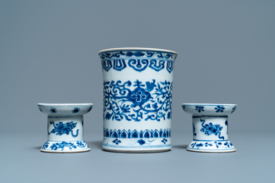 A Chinese blue and white brush pot and a pair of sanders, Kangxi