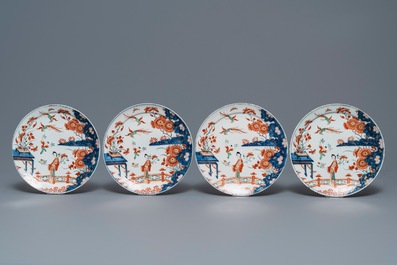 Acht polychrome Delftse petit feu chinoiserie borden, 1e kwart 18e eeuw