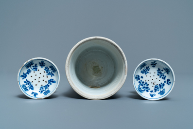 A Chinese blue and white brush pot and a pair of sanders, Kangxi