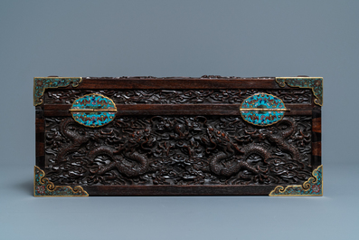 Une bo&icirc;te en bois de zitan aux montures en &eacute;maux cloisonn&eacute;s et anses en bronze dor&eacute;, Qing