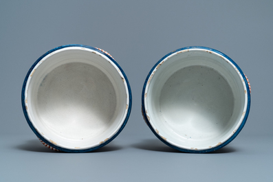 Une paire de rafraichissoirs en fa&iuml;ence de Delft petit feu et dor&eacute; &agrave; d&eacute;cor de chinoiserie, 1er quart du 18&egrave;me