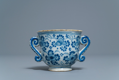 Een blauw-witte Delftse twee-orige beker, 18e eeuw