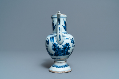 Une verseuse en porcelaine de Chine bleu et blanc &agrave; d&eacute;cor de gar&ccedil;ons jouants, Wanli