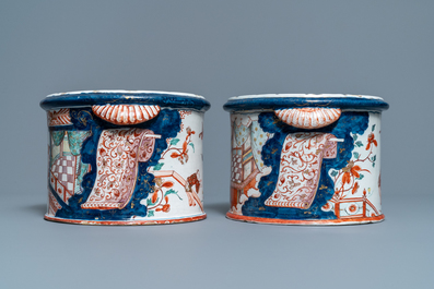 Une paire de rafraichissoirs en fa&iuml;ence de Delft petit feu et dor&eacute; &agrave; d&eacute;cor de chinoiserie, 1er quart du 18&egrave;me