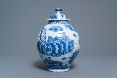 Een blauw-witte Delftse dekselvaas met chinoiserie decor, 2e helft 17e eeuw
